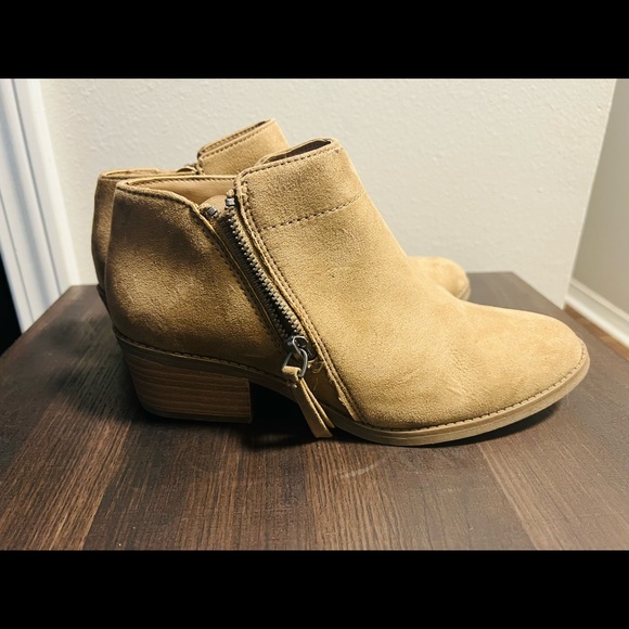 Time and Tru Brown Memory Foam Low Heel Ankle Boots Size 6.5 - Picture 2 of 7